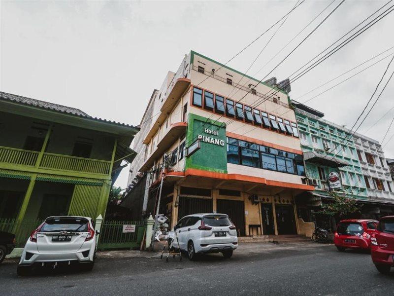 เรดดอร์ซ พลัส เนียร์ เวิลด์เทรดเซ็นเตอร์ บาตังฮารีมอลล์ Hotel Tanjungjohor ภายนอก รูปภาพ